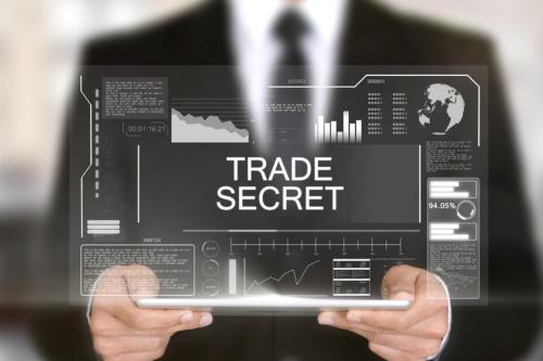 Empresario descubriendo secretos empresariales